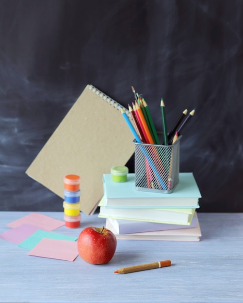 Manzana de papelería en concepto de aprendizaje de fondo de la junta escolar regreso a la escuela