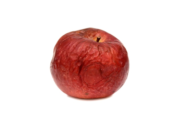 Manzana podrida roja sobre una textura natural de fondo blanco