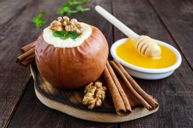 Manzana rellena al horno con requesón y canela