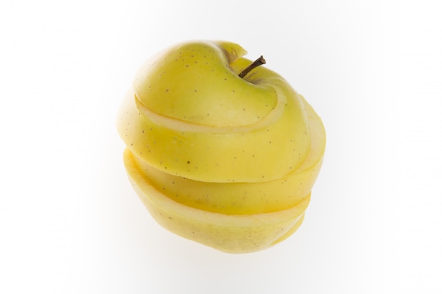 Manzana en rodajas amarilla, aislada en blanco
