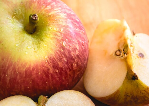 una manzana en rodajas y una manzana entera en macrofotografía
