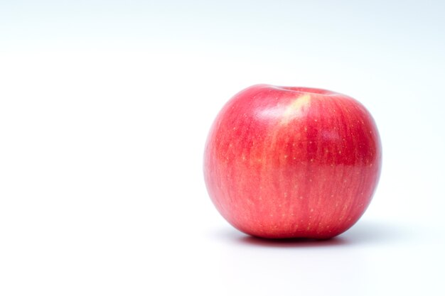 Manzana roja aislada en blanco. Trazado de recorte de Apple