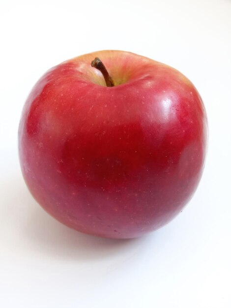 Manzana roja aislada en el fondo blanco