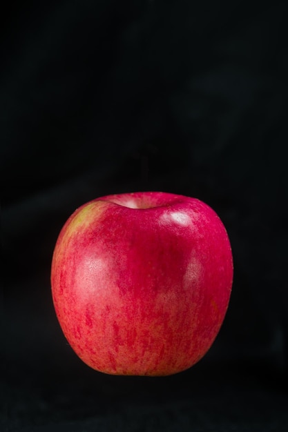 Una manzana roja aislada en un fondo negro