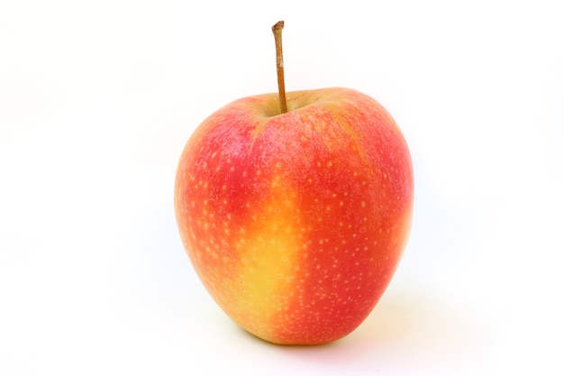 Una manzana roja aislada