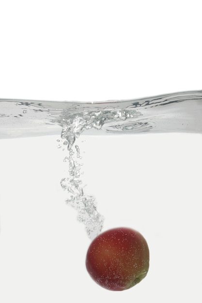 La manzana roja cae al agua