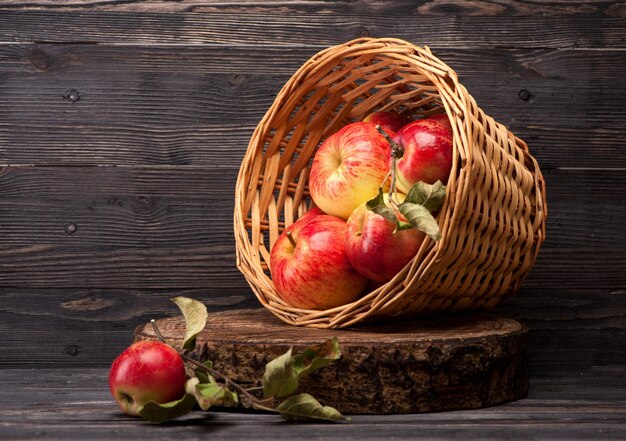 Manzana roja en la cesta