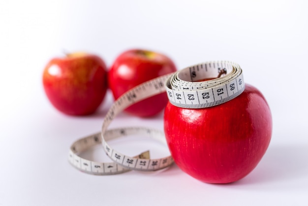 manzana roja con cinta métrica aislada