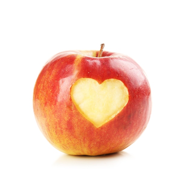 Manzana roja con corazón aislado en blanco