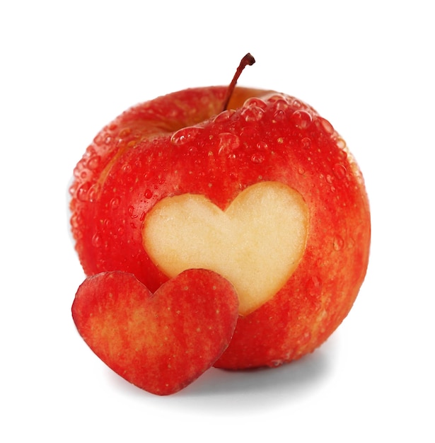 Manzana roja con corazón aislado en blanco