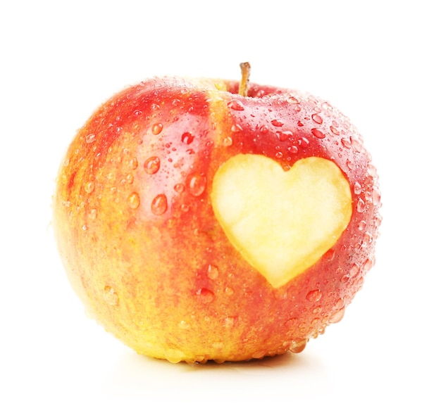 Manzana roja con corazón aislado en blanco
