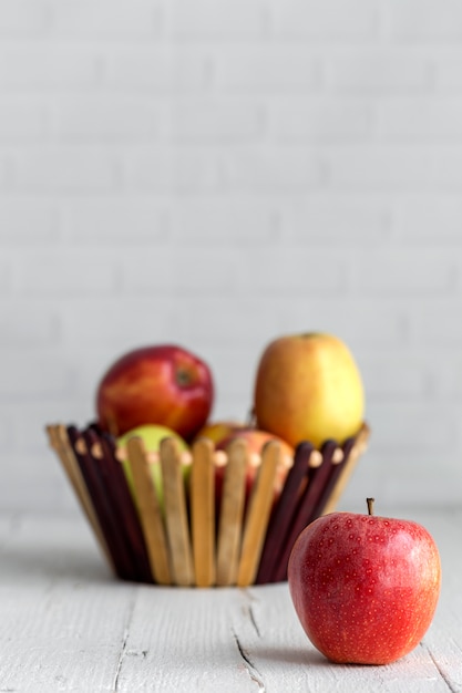 Foto manzana roja cruda en mesa blanca