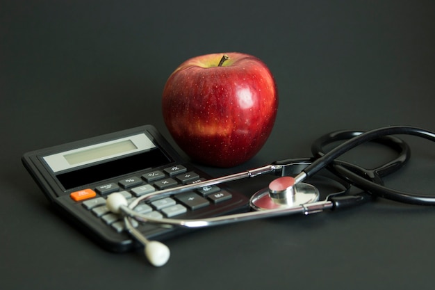 Manzana roja y estetoscopio médico.