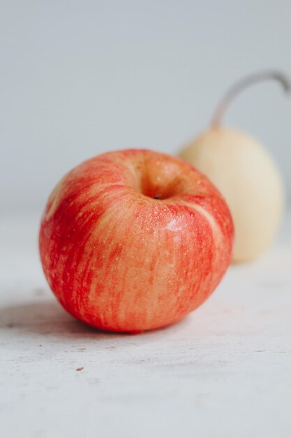 manzana roja con fondo blanco