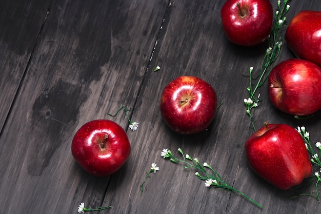 Manzana roja en el fondo de la mesa negra