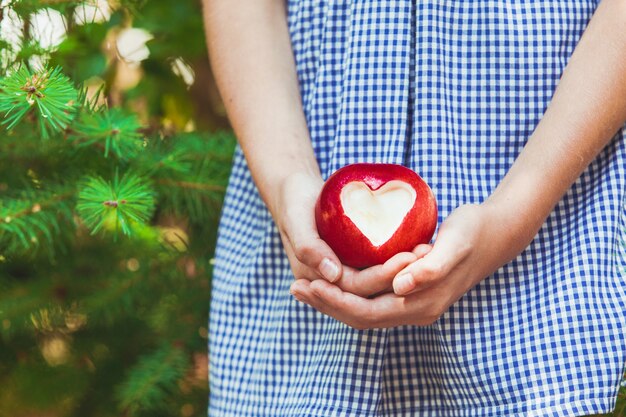 Manzana roja con forma de corazón - presente de amor