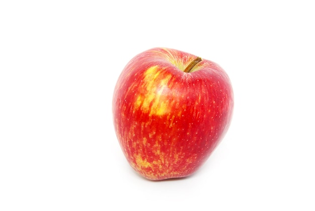 Manzana roja fresca aislado en blanco