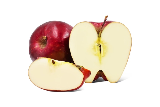 Manzana roja fresca con corte por la mitad aislado en blanco