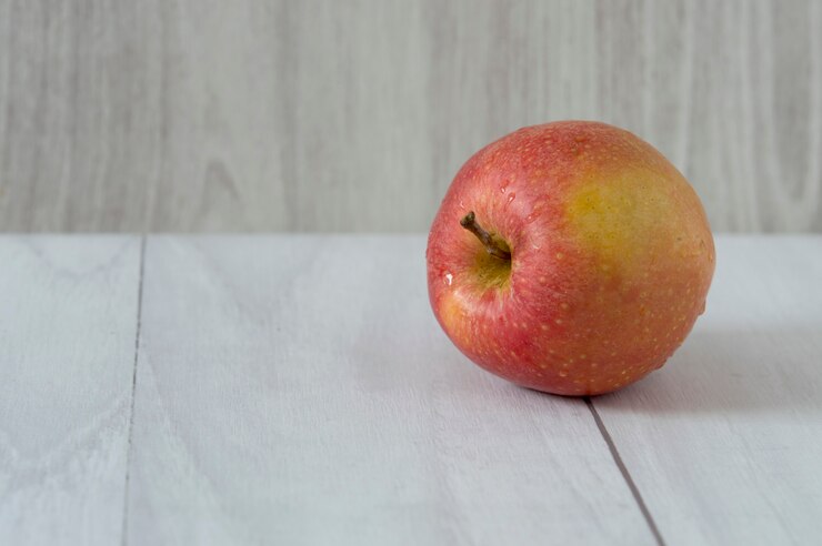 Manzana roja, fresca y con gotas de agua.