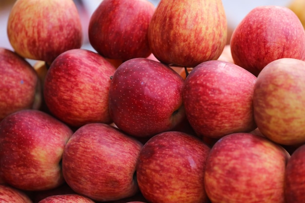 Manzana roja fresca en el mercado