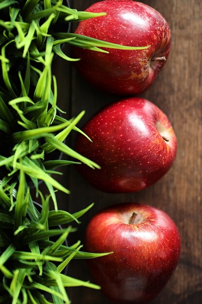 Manzana roja fresca en una mesa de cocina con textura de madera