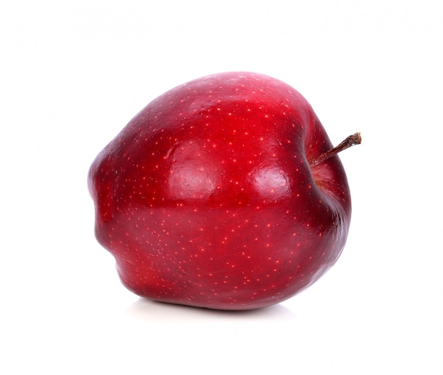 Manzana roja fresca sobre un fondo blanco