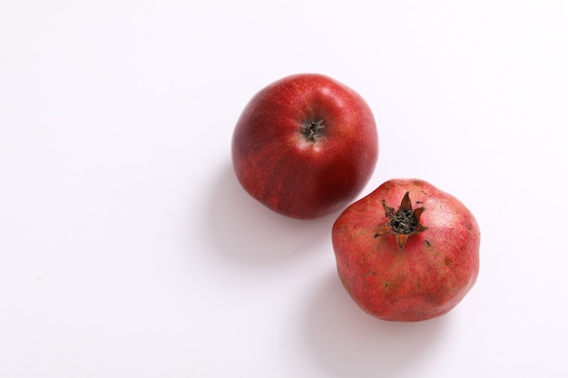 Manzana roja y fruta de granada