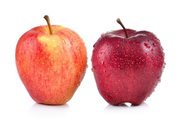 manzana roja con gotas de agua aisladas