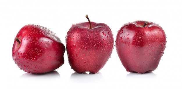 manzana roja con gotas de agua aisladas