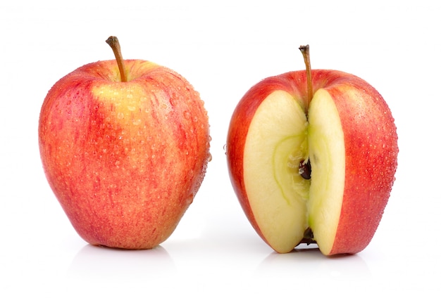 manzana roja con gotas de agua aisladas