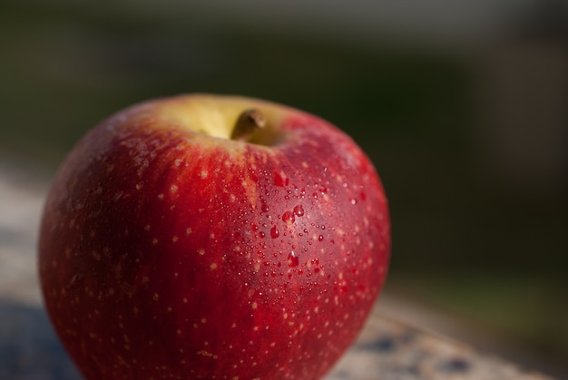 Foto manzana roja con gotas de agua