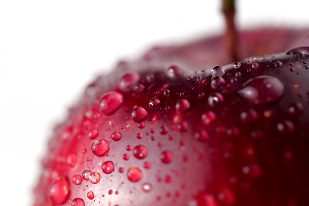 Manzana roja con gotas de agua