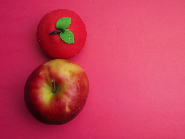 Una manzana roja con una hoja