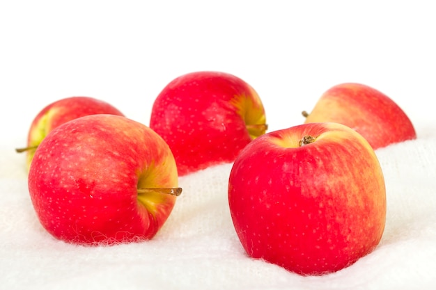 Manzana roja en lana blanca.