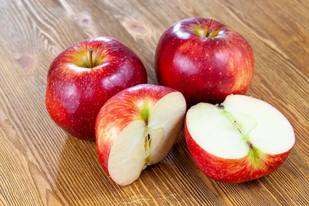 Una manzana roja madura cortada en trozos sobre la mesa