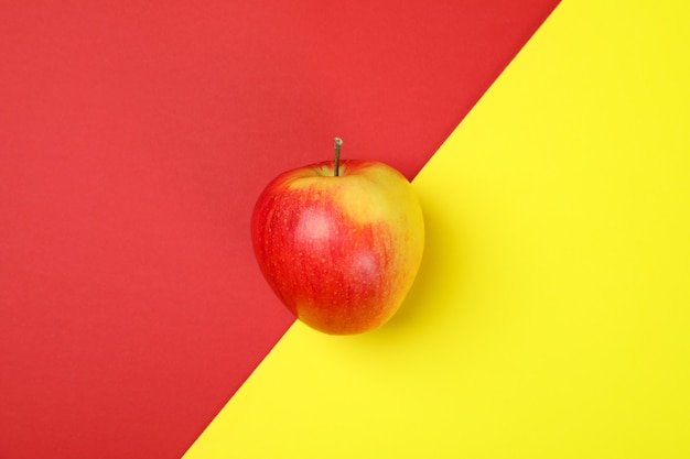 Manzana roja madura en dos tonos