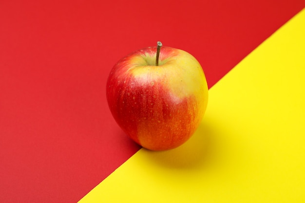 Manzana roja madura sobre fondo de dos tonos