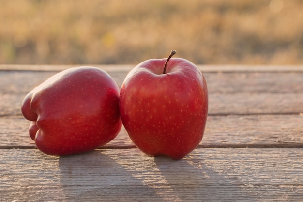 Manzana roja en la mesa al aire libre