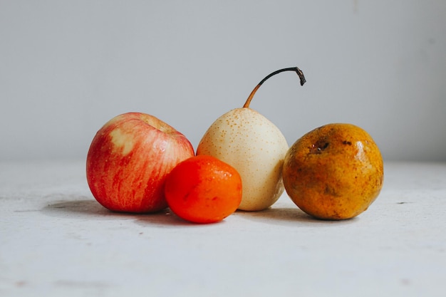 manzana roja, pera y tomate, fruta, bcakground