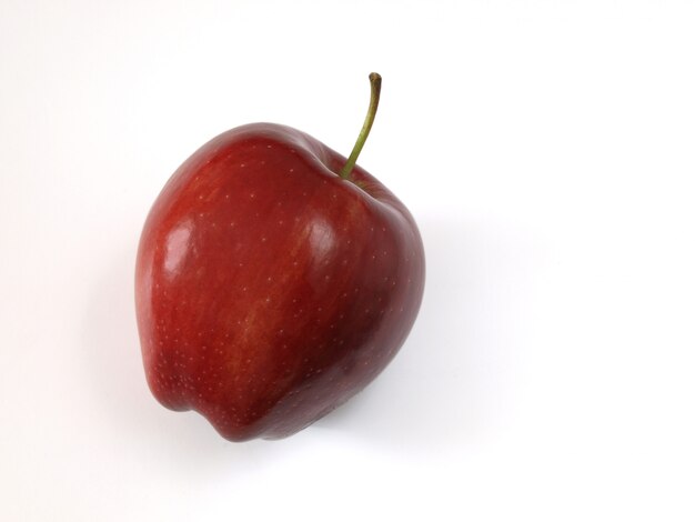 Manzana roja sobre blanco