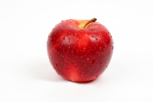 Manzana roja sobre fondo blanco.