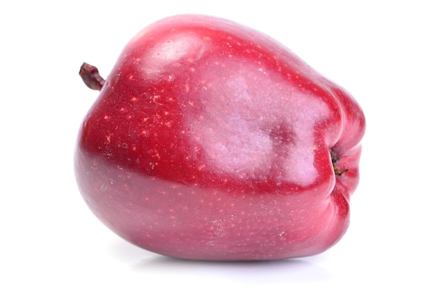 Manzana roja sobre un fondo blanco