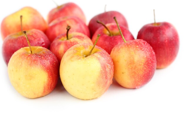 Manzana roja sobre fondo blanco