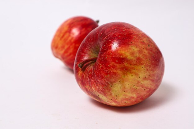 Manzana roja sobre fondo blanco