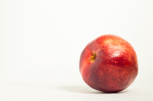 Una manzana roja sobre un fondo blanco