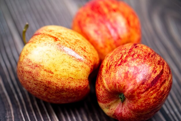 Manzana roja sobre un fondo de madera