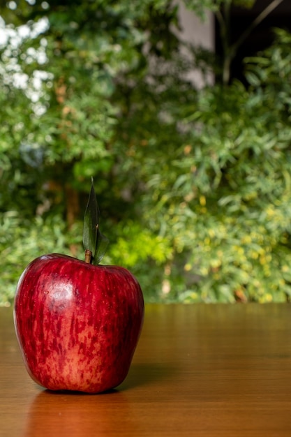 manzana roja sobre la mesa, fruta para el desayuno