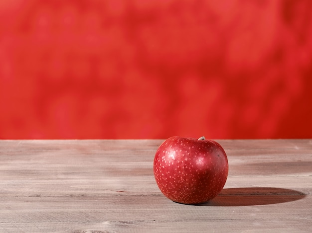 Manzana roja sobre la mesa