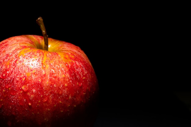 Manzana roja sobre negro