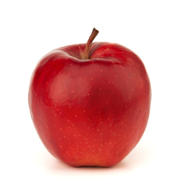 Manzana roja sobre una superficie blanca con sombra.